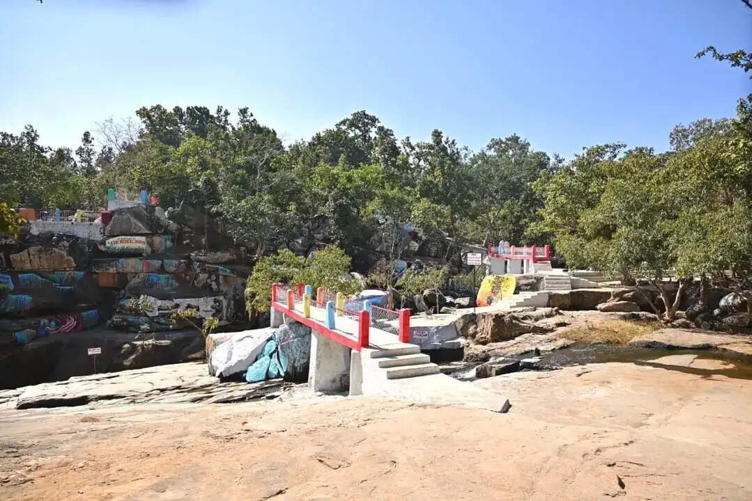 प्राकृतिक सौंदर्य और लोककथाओं का संगम है जशपुर का रानीदाह जलप्रपात, सैलानियों को कर रहा आकर्षित
