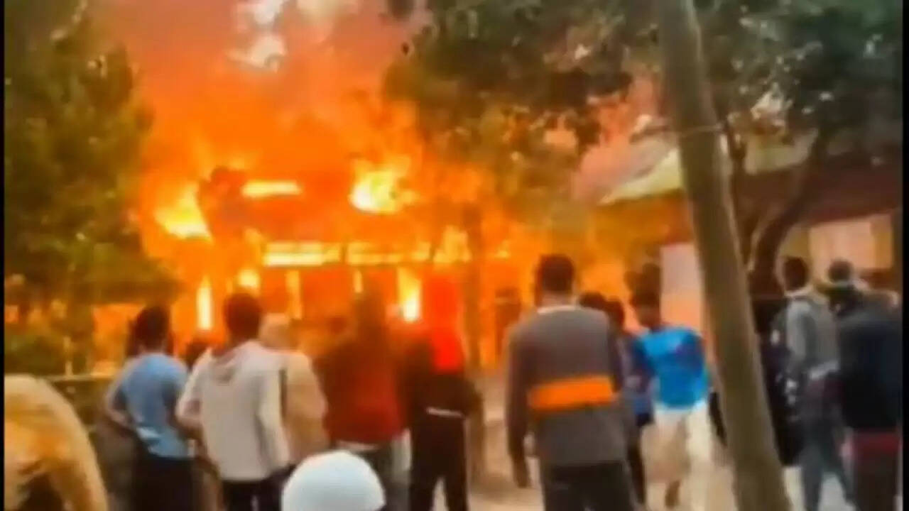 बांग्लादेश में हिंदू परिवारों पर हमले: आगजनी की घटनाएं बढ़ी