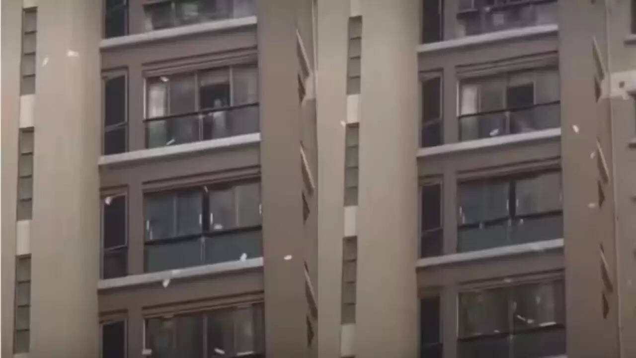 चीन में महिला ने बालकनी से फेंके लाखों रुपये, अफरातफरी मच गई