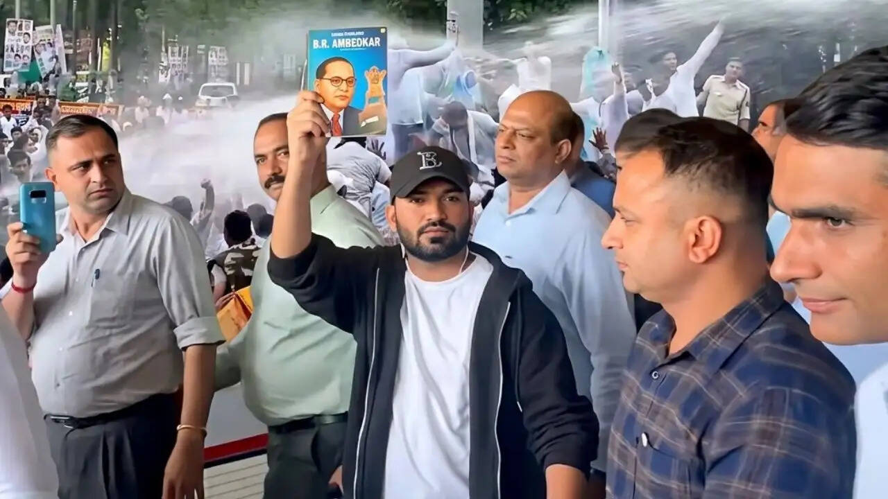 अभिजीत दीपके के भारत लौटने पर राजनीतिक हलचल, क्या है सच?