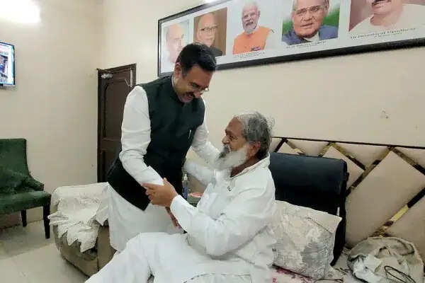 अनिल विज के स्वास्थ्य की जानकारी लेने पहुंचे नेता और समर्थक