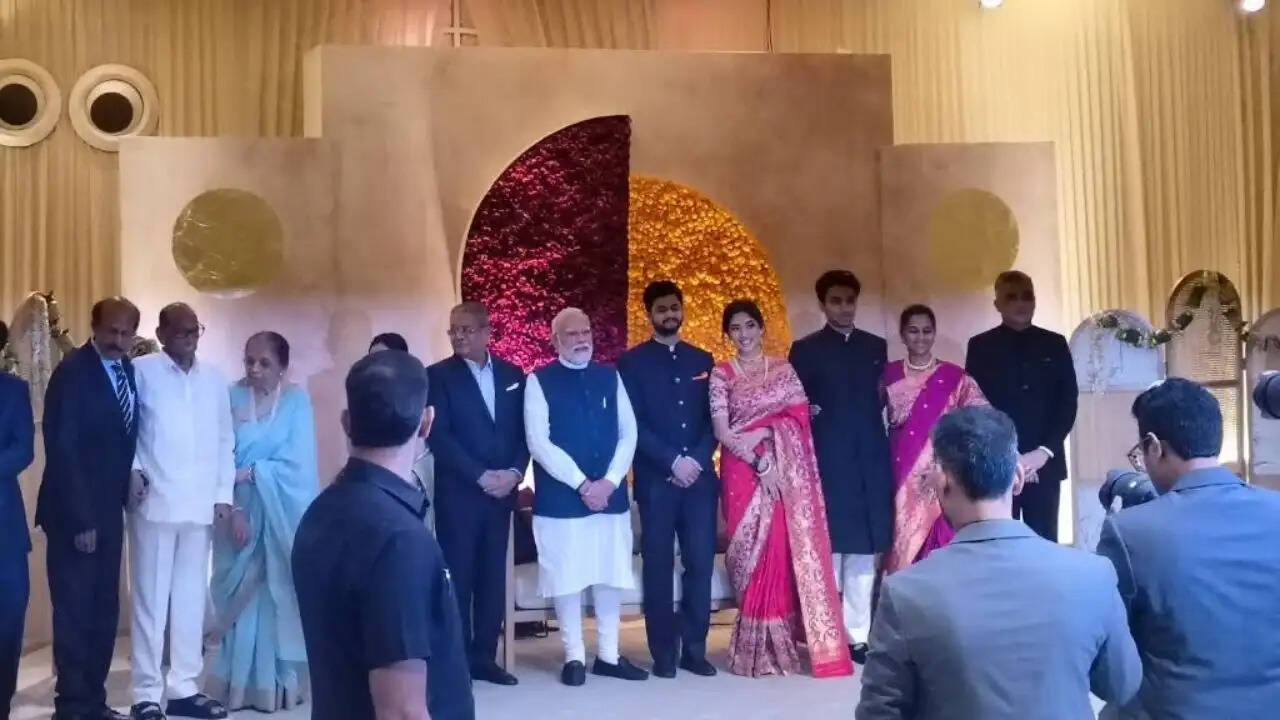 दिल्ली में शरद पवार की पोती के विवाह रिसेप्शन में सियासत की गर्मजोशी