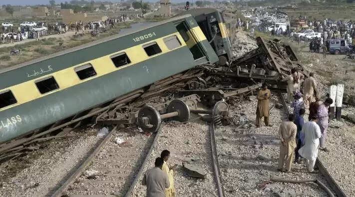 पाकिस्तान में बड़ा रेल हादसा: एक की मौत, कई घायल