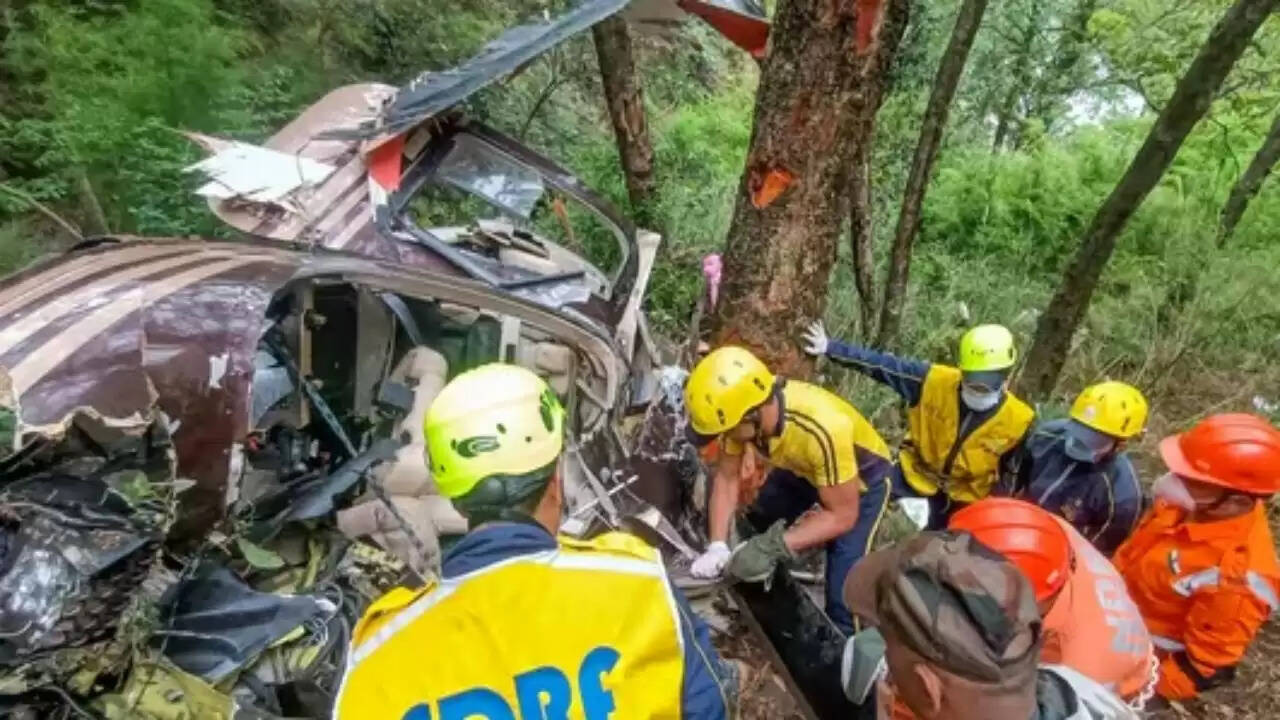 उत्तरकाशी हेलिकॉप्टर दुर्घटना: तकनीकी खराबी नहीं, केबल टकराने से हुआ हादसा