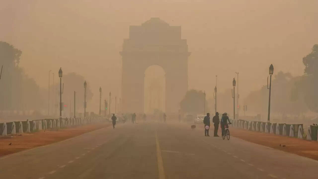 दिल्ली की वायु गुणवत्ता में खतरनाक गिरावट: AQI 400 के पार