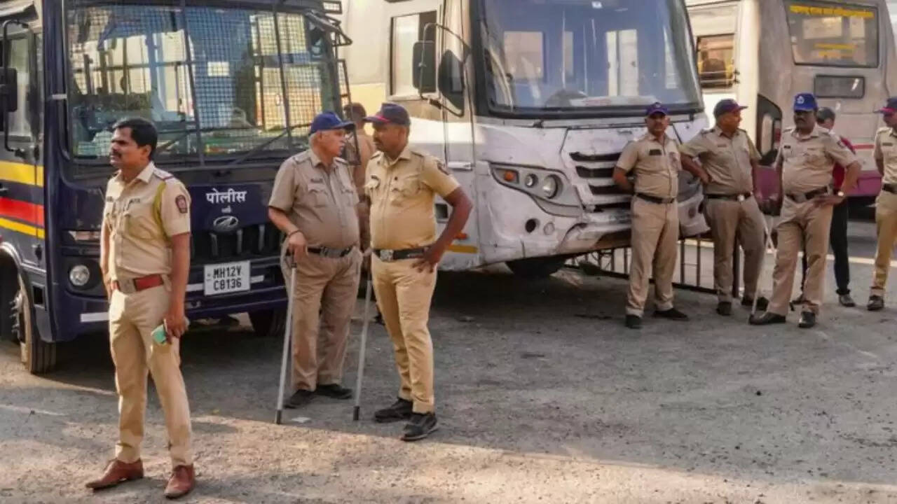 दिल्ली के स्कूलों में बम की धमकी: पुलिस और अग्निशामक मौके पर मौजूद