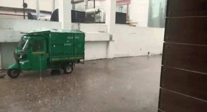 दिल्ली में मौसम में अचानक बदलाव, गर्मी से मिली राहत