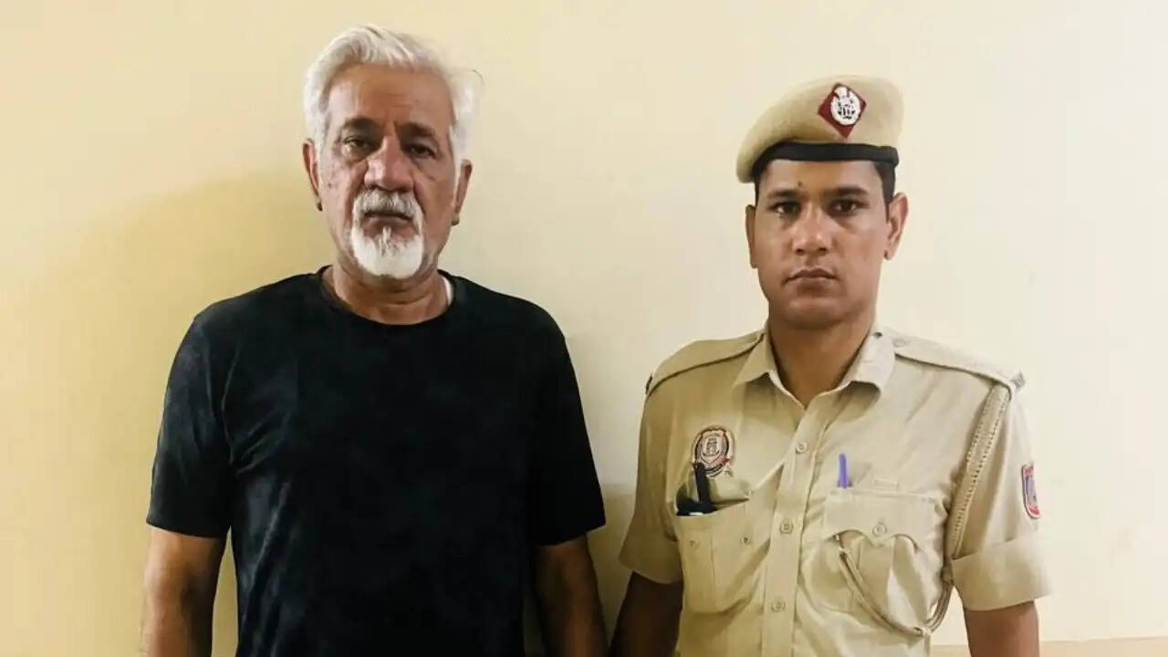 दिल्ली के होटल अग्निकांड में लवकेश बजाज की गिरफ्तारी: क्या है सच्चाई?