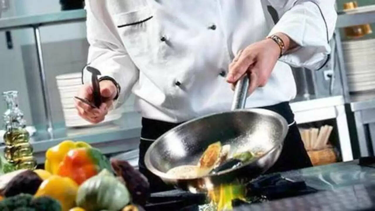 मुंबई में घरेलू रसोइयों की कमाई पर नई बहस छिड़ी