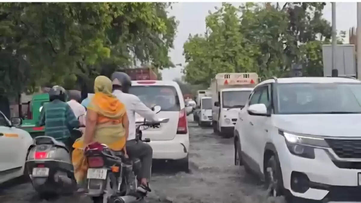 ग्रेटर नोएडा में बारिश से सड़कें हुईं जलमग्न, लोगों को हुई परेशानी