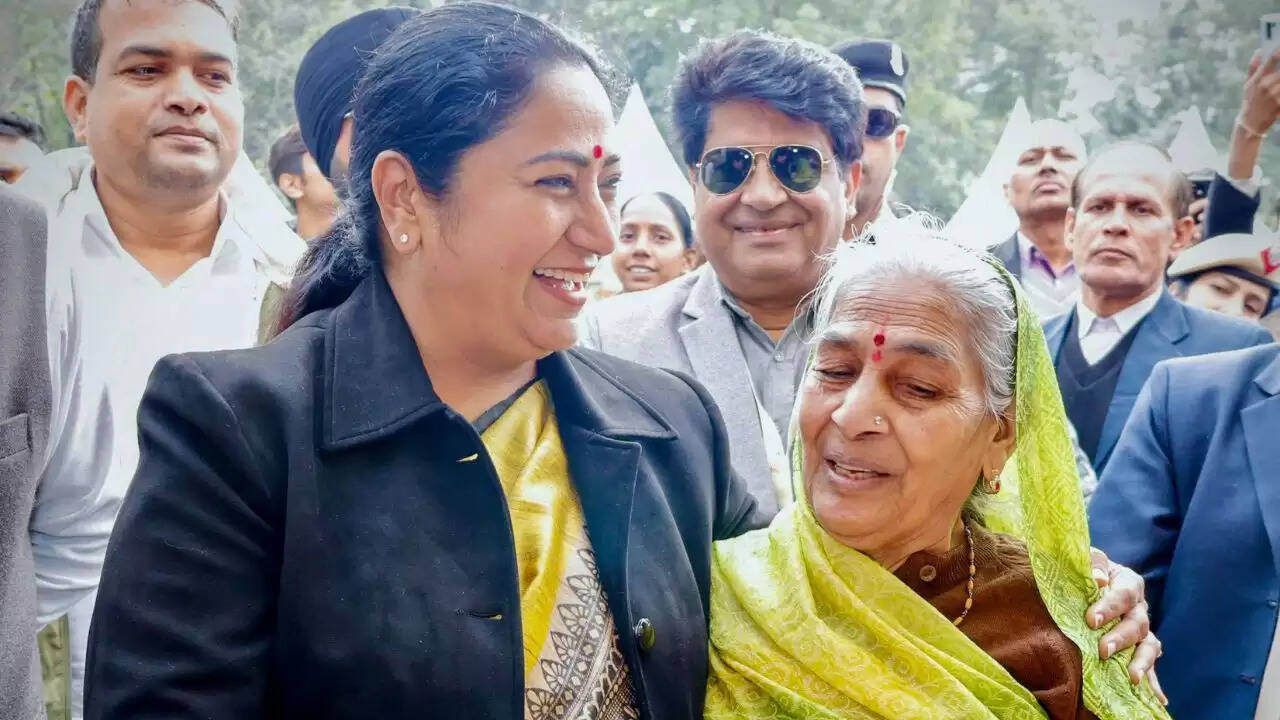 दिल्ली सरकार का बड़ा फैसला: आर्थिक रूप से कमजोर वर्ग को दो मुफ्त एलपीजी सिलेंडर