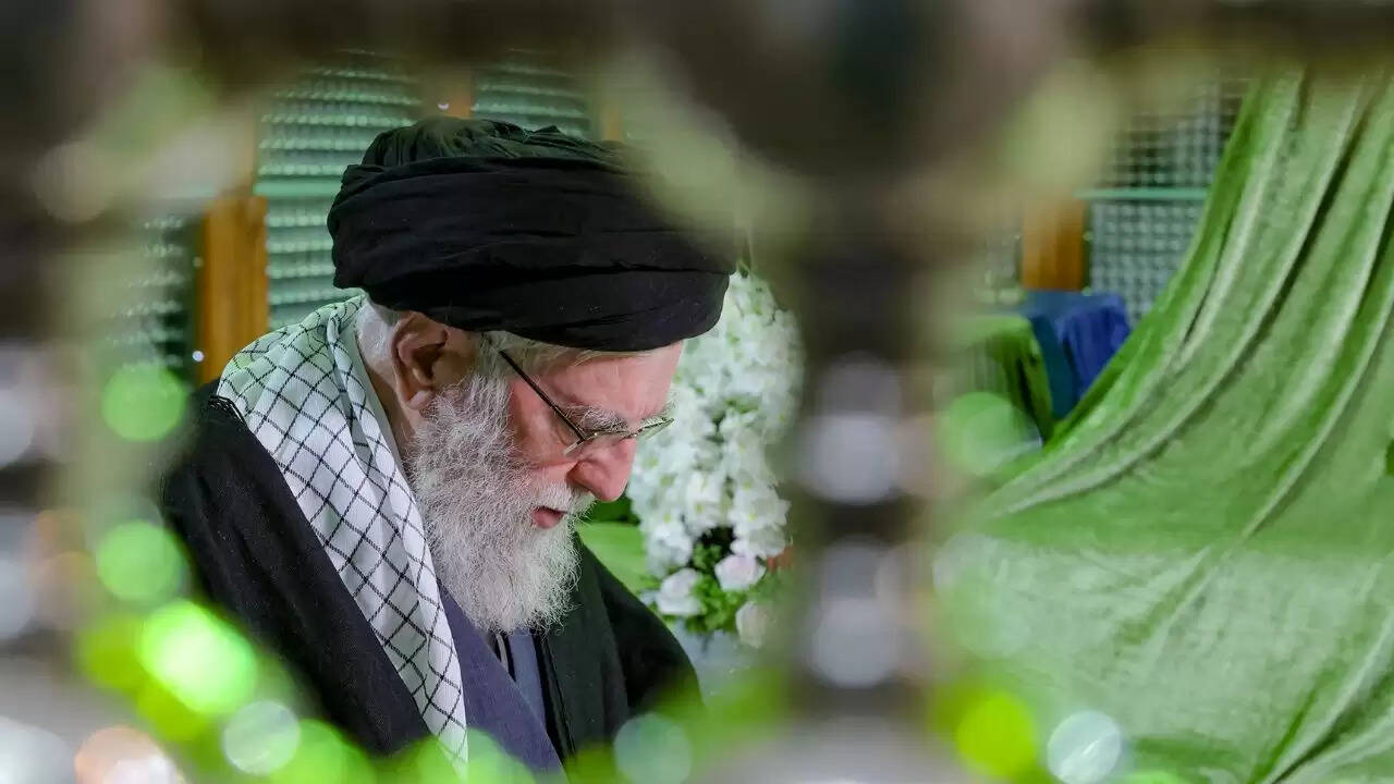 ईरान के सुप्रीम लीडर खामेनेई की मौत के बाद स्थिति गंभीर