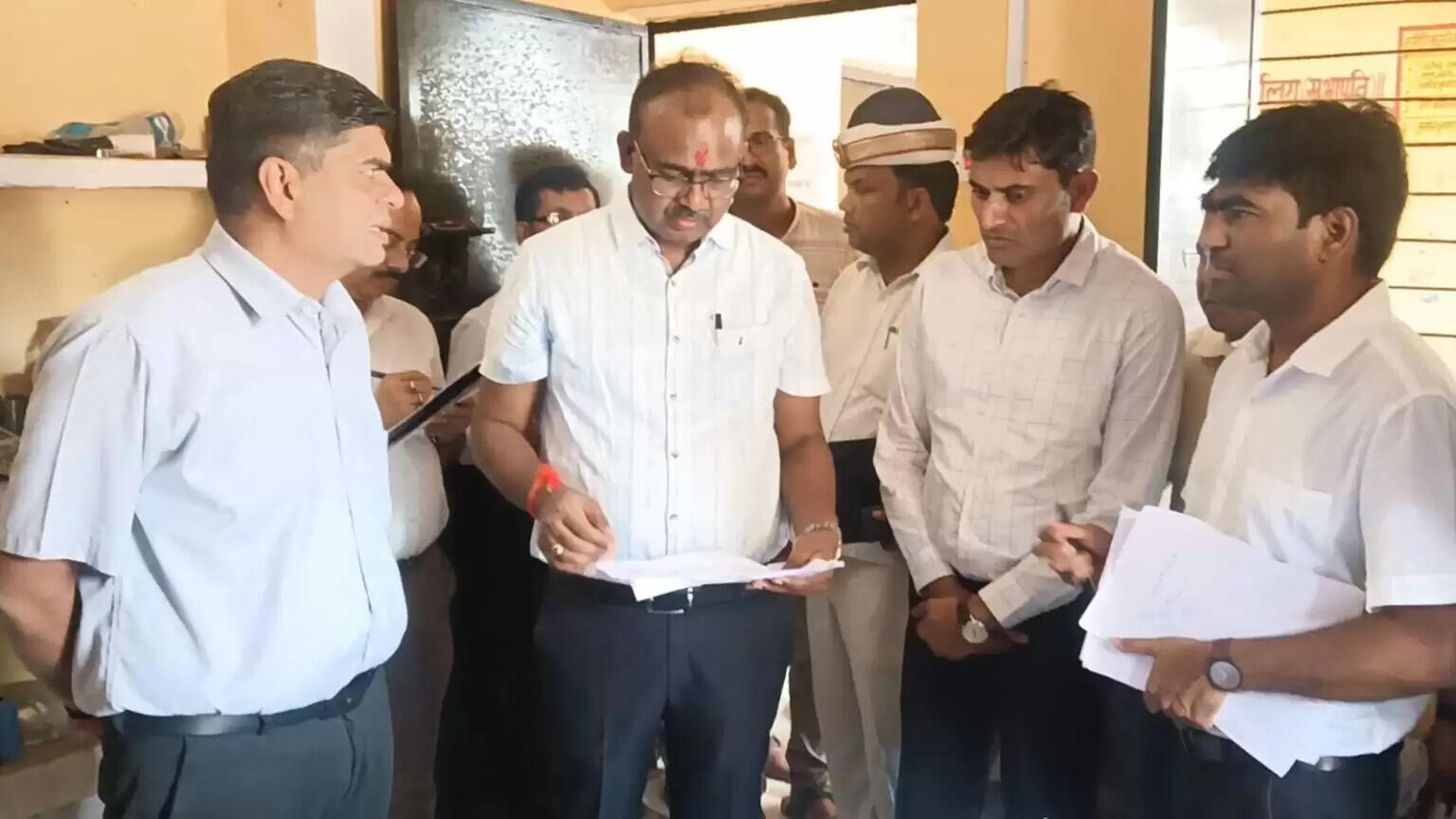 गोरखपुर मंडलायुक्त ने सहकारी समितियों का किया औचक निरीक्षण, खाद की उपलब्धता पर दी निर्देश