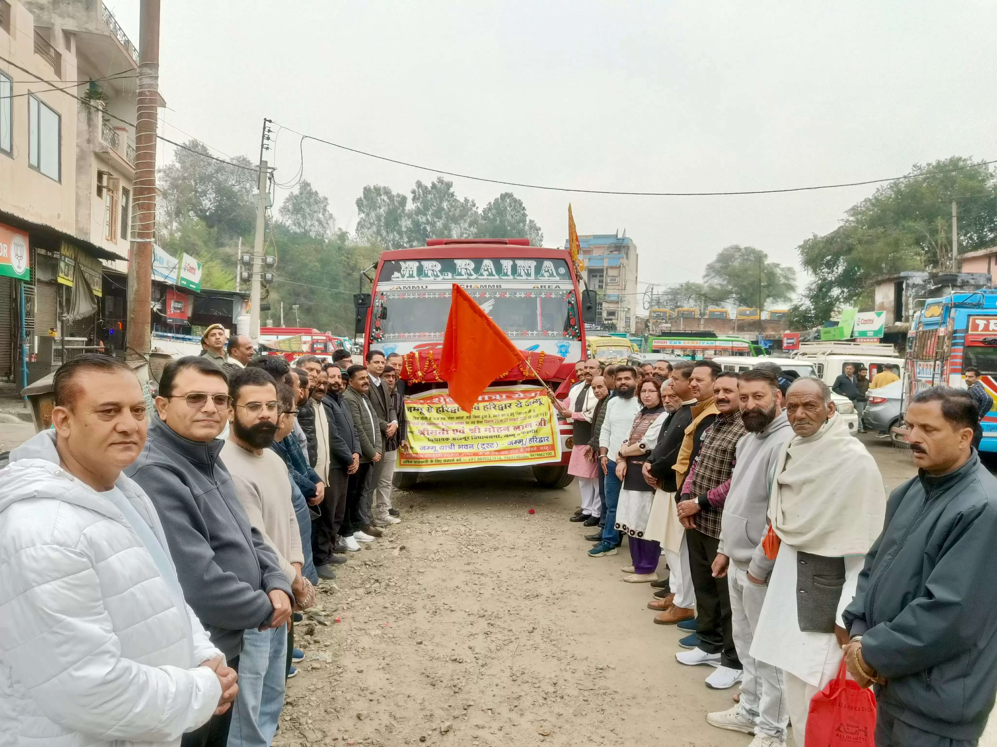 विधायक मोहन लाल ने हरी झंडी दिखाकर निःशुल्क गंगा स्नान यात्रा को किया रवाना