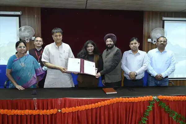 महाराजा अग्रसेन विश्वविद्यालय की पूर्व छात्रा आद्या श्रीवास्तव ने Google में 50 लाख रुपये के पैकेज पर पाई नौकरी