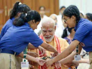प्रधानमंत्री मोदी ने रक्षाबंधन पर स्कूली बच्चों के साथ मनाया त्योहार