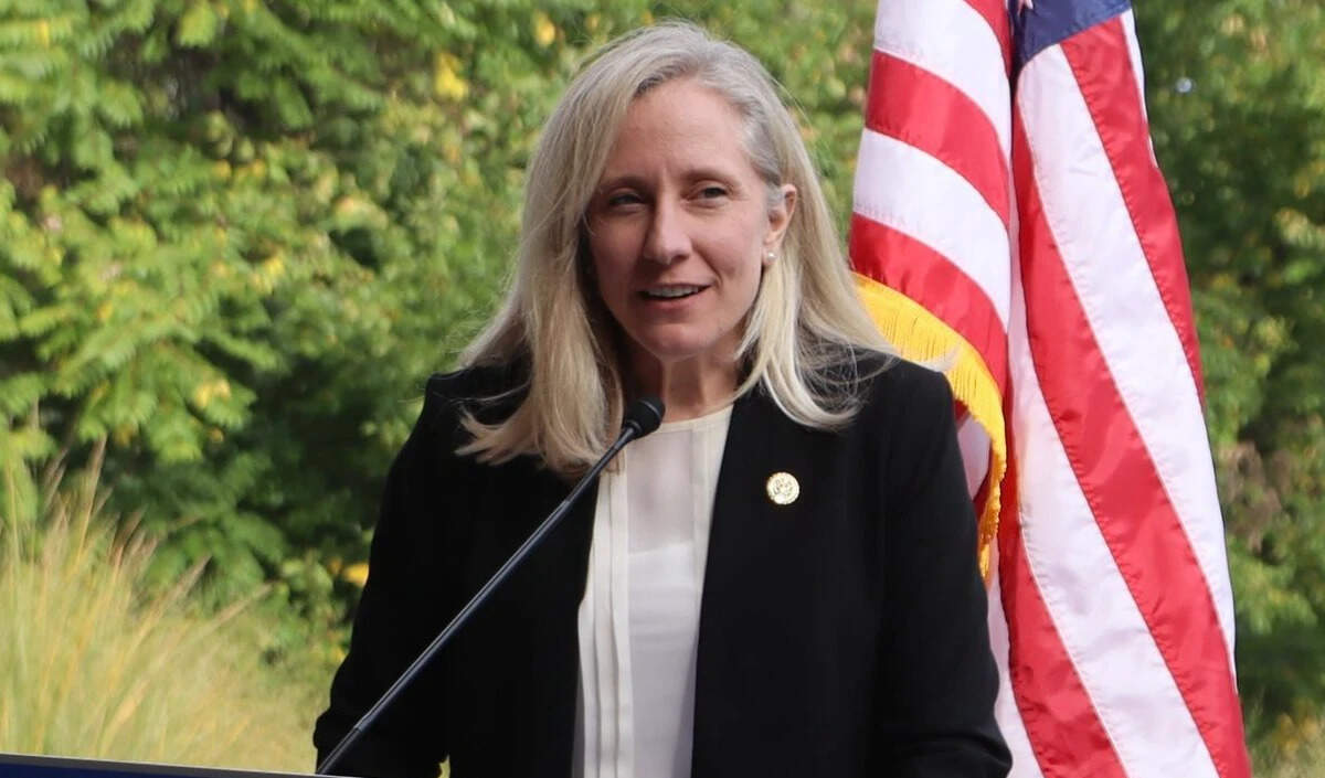 वर्जीनिया में एबिगेल स्पैनबर्गर की ऐतिहासिक जीत, पहली महिला गवर्नर बनीं