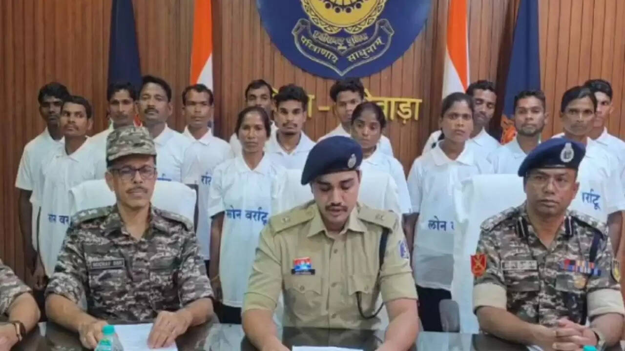 छत्तीसगढ़ में नक्सलियों का आत्मसमर्पण: 66 नक्सलियों ने किया सरेंडर