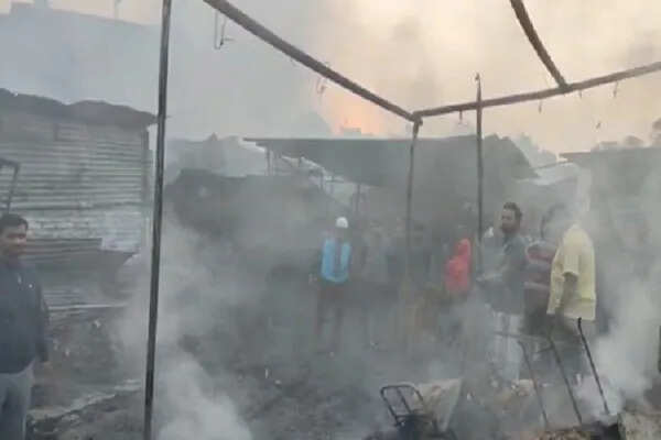कानपुर के बाकरगंज बाजार में भीषण आग, सैकड़ों दुकानें जलकर खाक