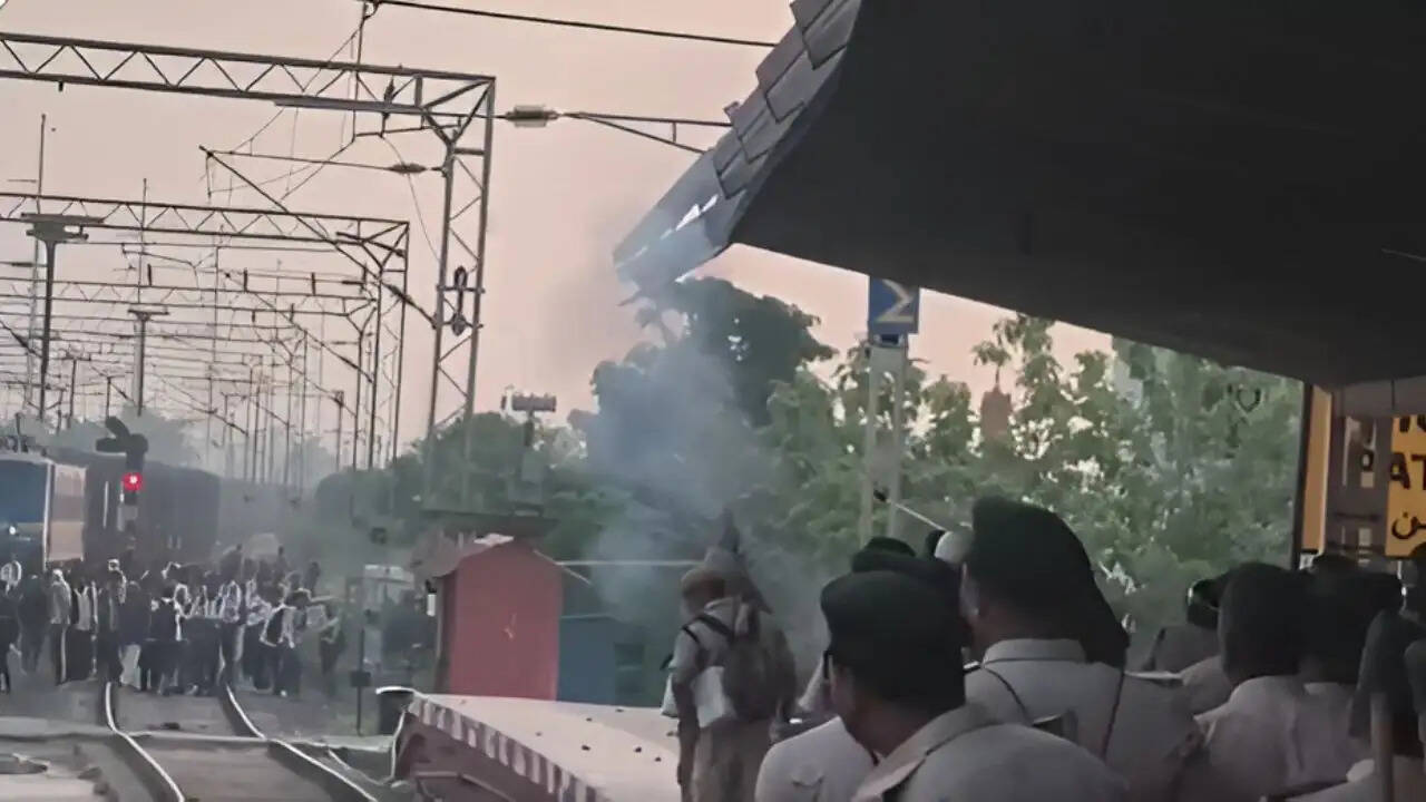 पटना के पाटलिपुत्र रेलवे स्टेशन पर छात्रों का उग्र प्रदर्शन: जानें क्या हुआ?
