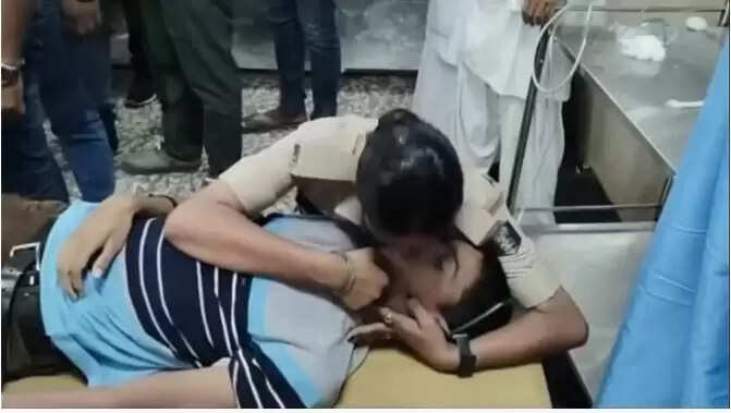 बिहार में मां की ममता का दिल दहला देने वाला दृश्य वायरल