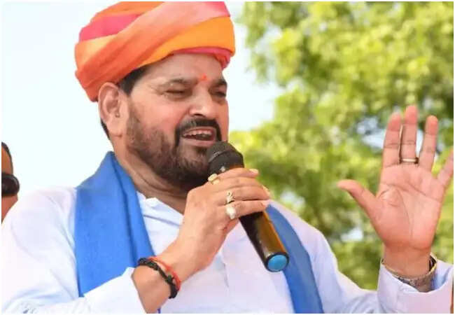 ब्रजभूषण शरण सिंह का बीजेपी पर तीखा हमला, 2027 और 2029 के चुनावों की दी चुनौती