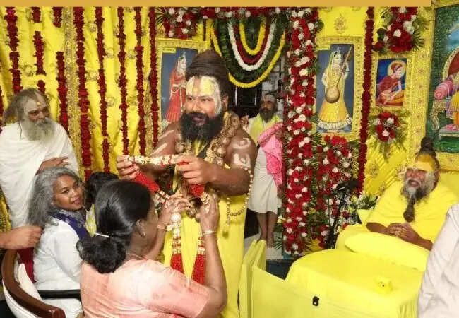 राष्ट्रपति मुर्मू का ब्रज क्षेत्र में धार्मिक दौरा: प्रेमानंद महाराज से मुलाकात