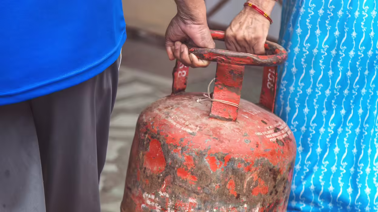 एलपीजी गैस सिलेंडर की एक्सपायरी डेट जानने का आसान तरीका