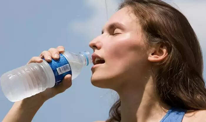डिहाइड्रेशन के लक्षण: पानी की कमी से होने वाले 10 संकेत