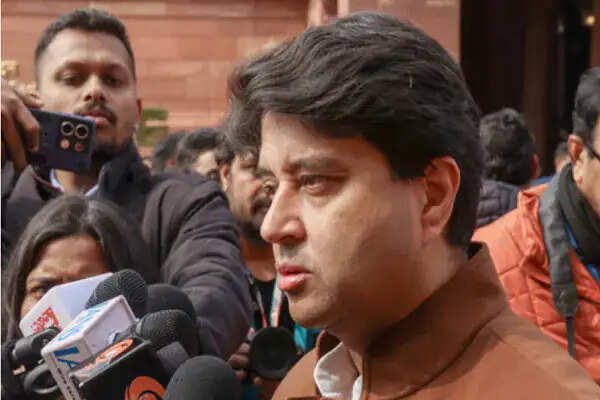 केंद्रीय मंत्री सिंधिया ने बीएसएनएल निदेशक के वीआईपी ट्रीटमेंट पर उठाए सवाल