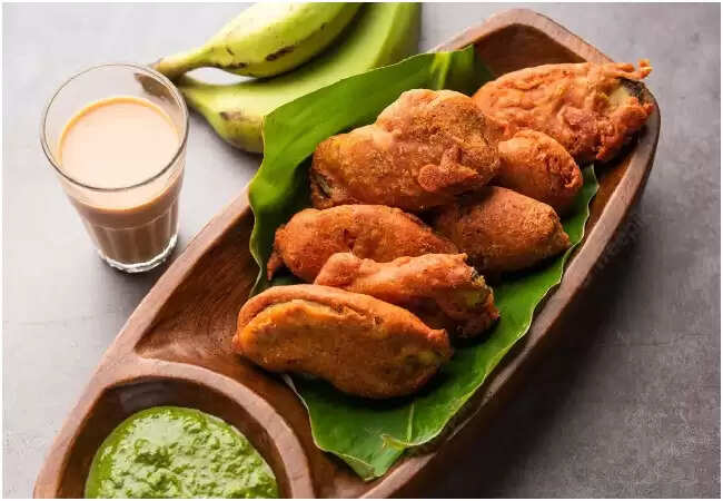 बारिश में आलू-प्याज के पकौड़ों से हटकर बनाएं कुरकुरे केले के पकौड़े