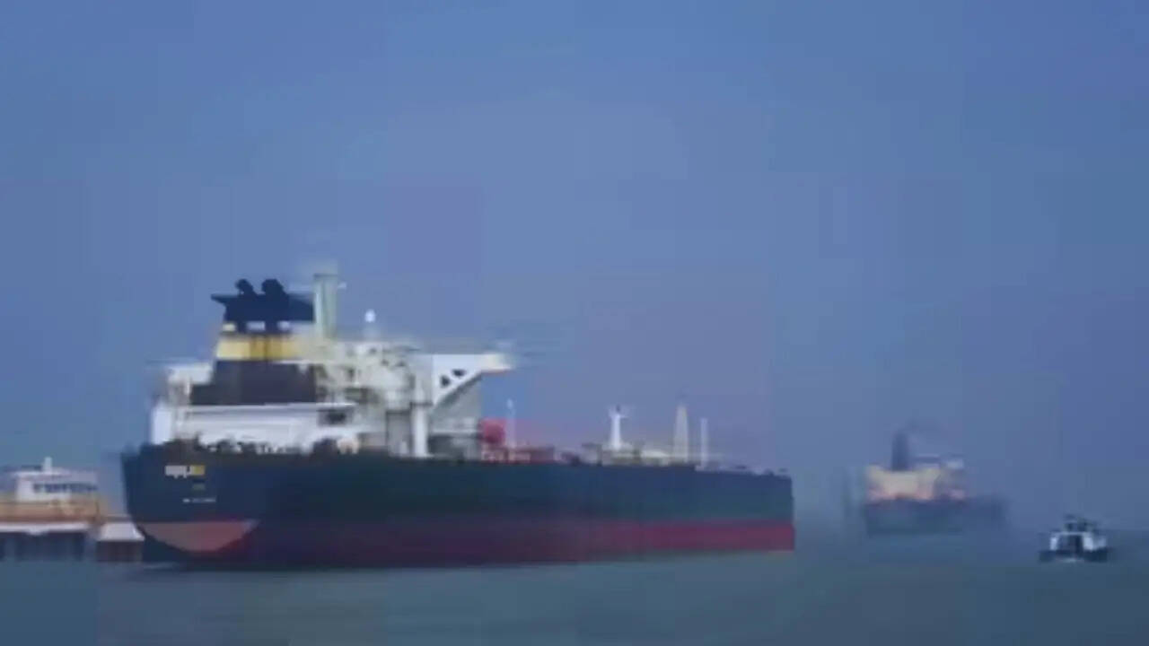 ईरान की होर्मुज जलडमरूमध्य को बंद करने की धमकी: क्या है इसके पीछे का सच?