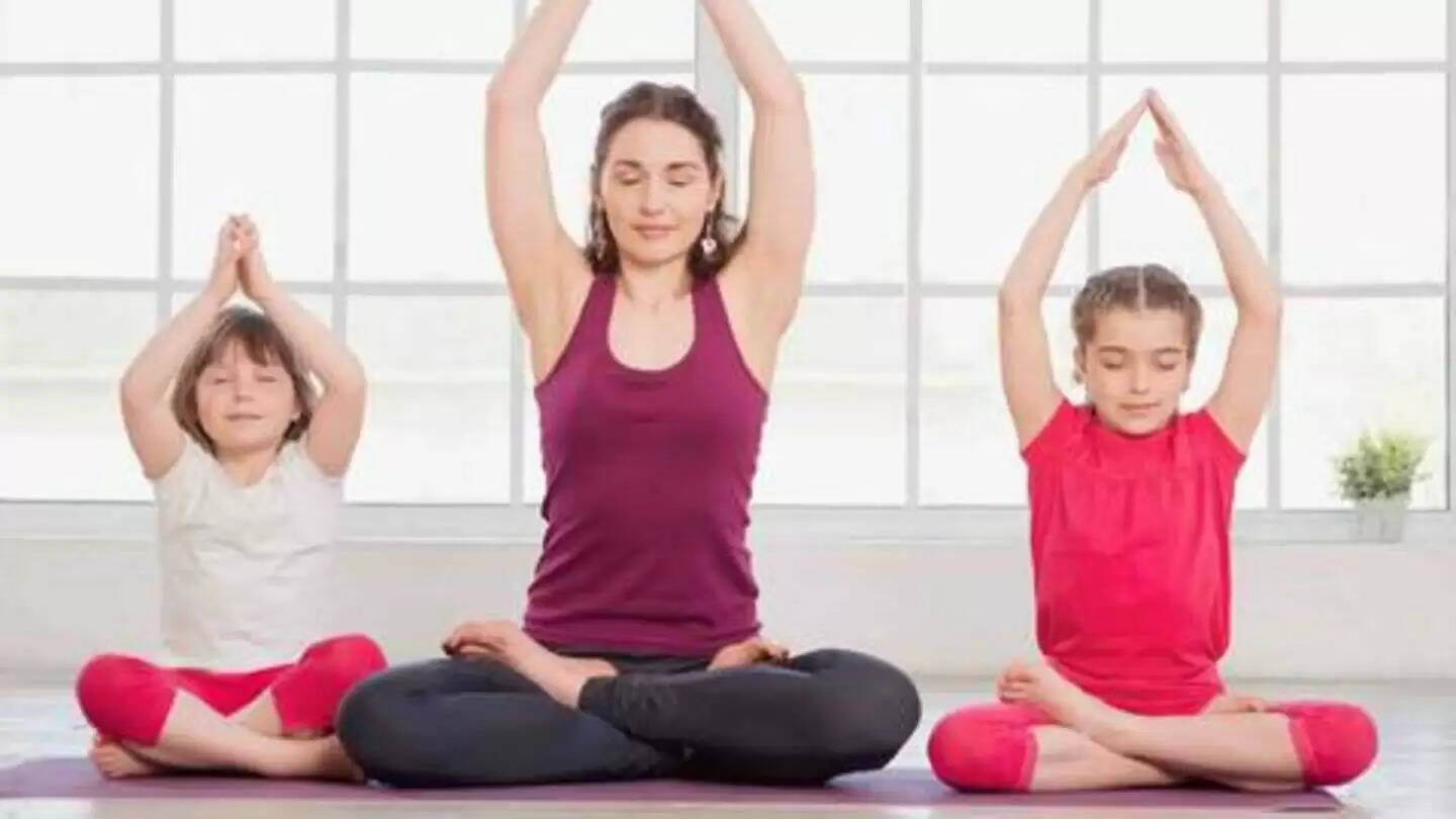 बच्चों के स्वास्थ्य के लिए योगासन: घर पर रहकर कैसे रखें उन्हें तंदुरुस्त