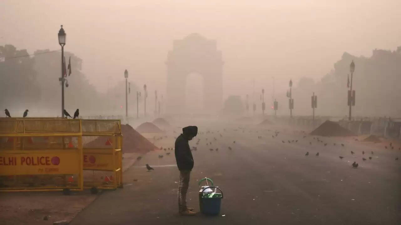 दिल्ली में प्रदूषण की स्थिति गंभीर, AQI में लगातार वृद्धि