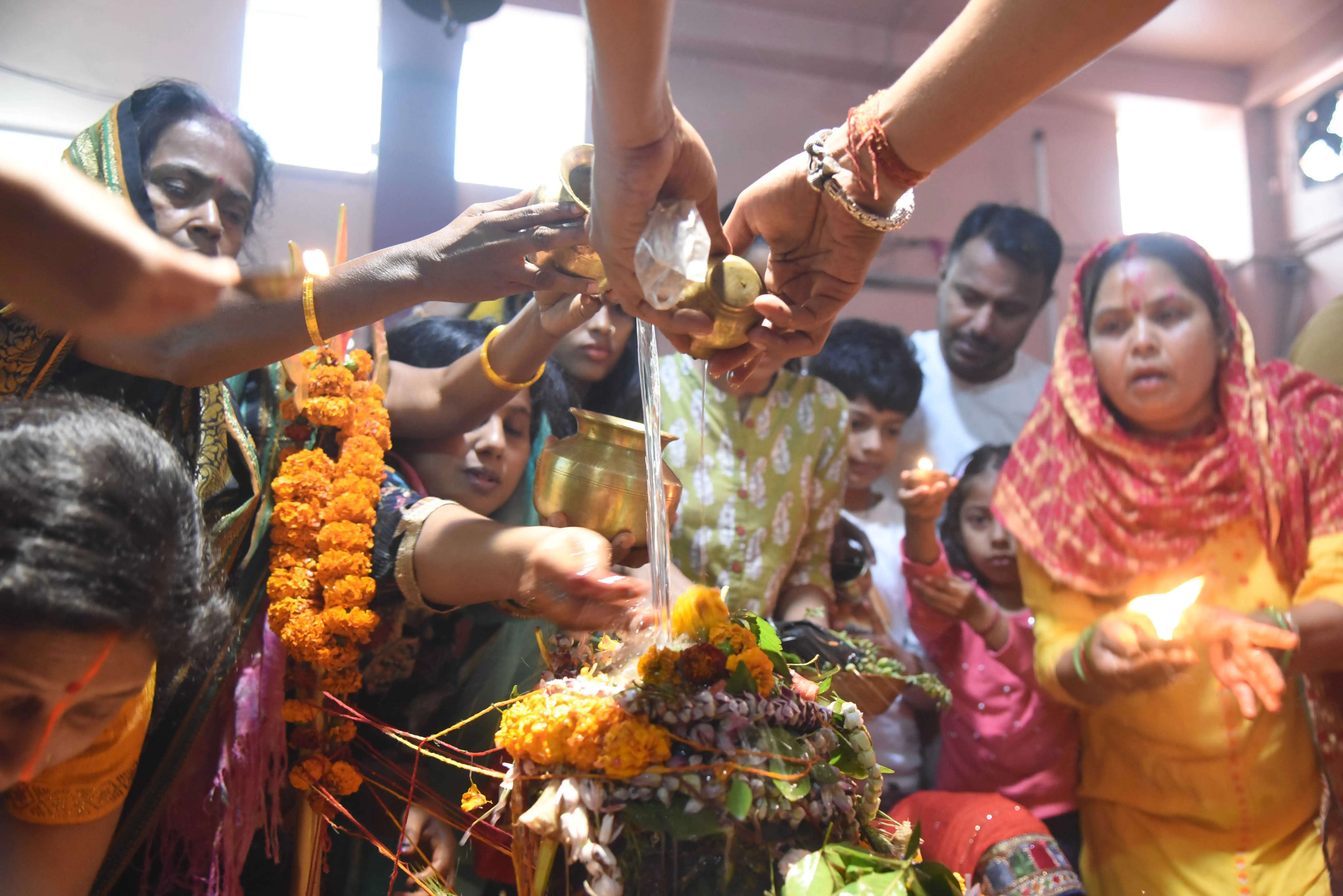 महाशिवरात्रि के मौका पर शिव मंदिर में पूजा अर्चना करते श्रद्धालु