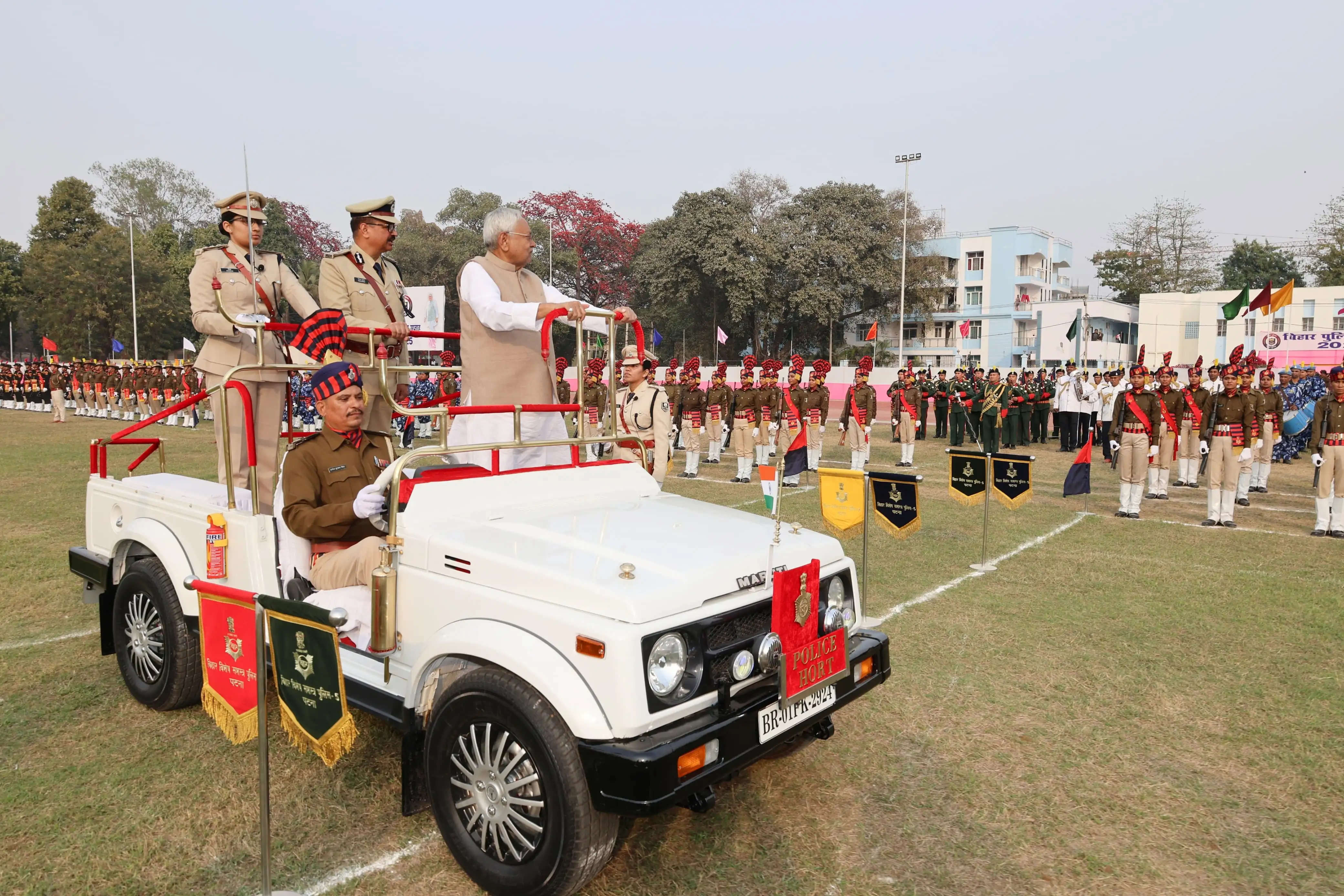 बिहार पुलिस सप्ताह का समापन समारोह में परेड का निरीक्षण करते मुख्यमंत्री नीतीश कुमार