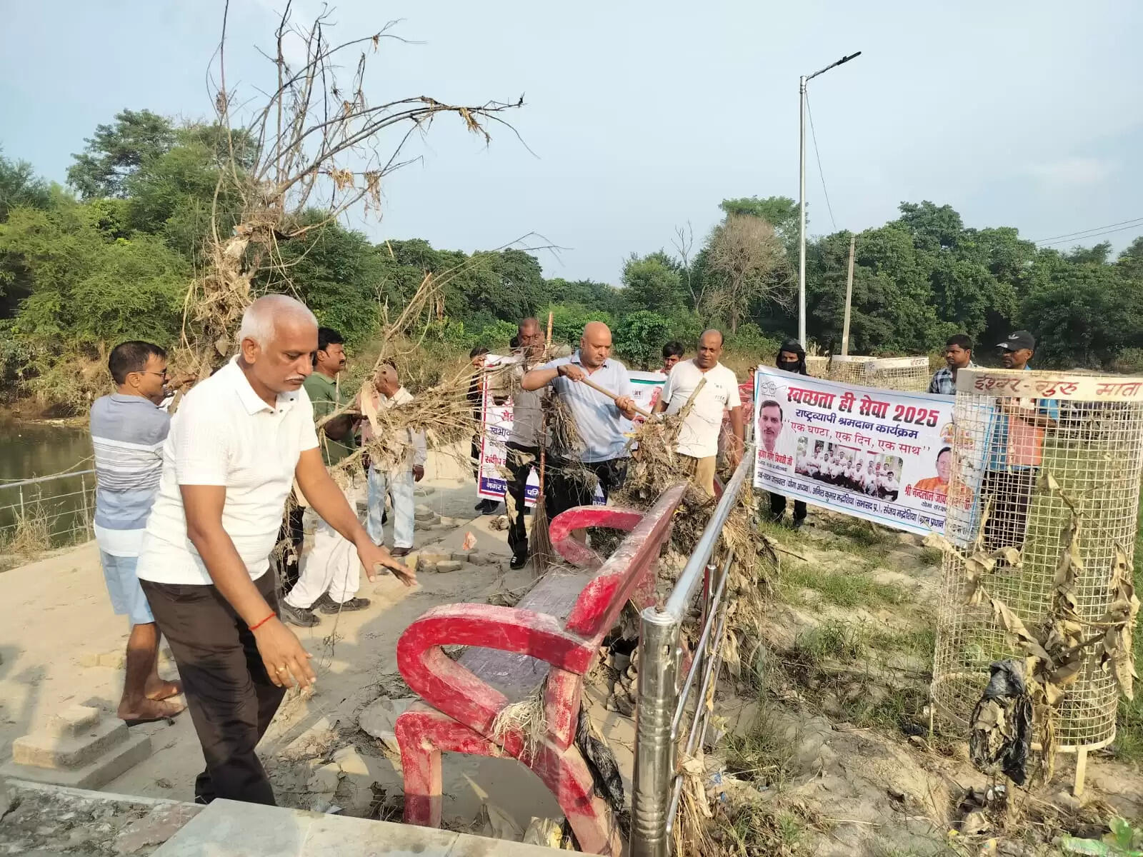 स्वच्छता अभियान में नगर पालिका अध्यक्ष और योग परिवार का योगदान