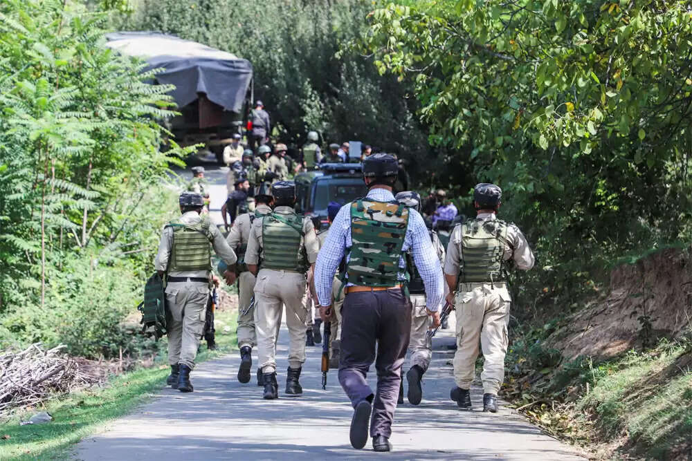 मणिपुर और कश्मीर में लोकतंत्र की चुनौतियाँ: सेना, न्यायपालिका और जनता का विश्वास