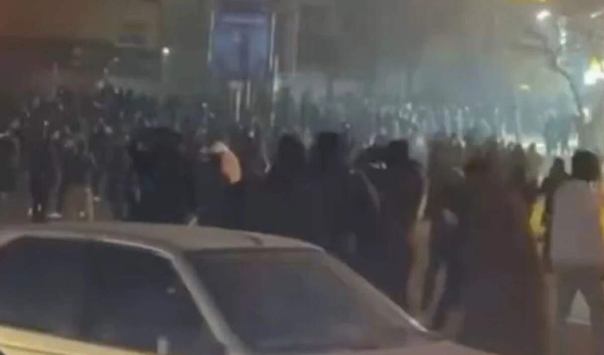 ईरान में विरोध प्रदर्शनों की नई लहर: आर्थिक संकट और राजनीतिक परिवर्तन की मांग