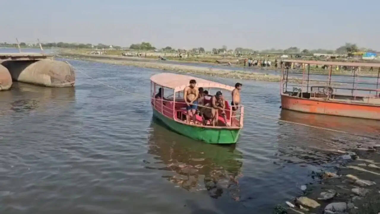 वृंदावन में श्रद्धालुओं का स्टीमर पलटा: 10 की मौत, 12 लापता