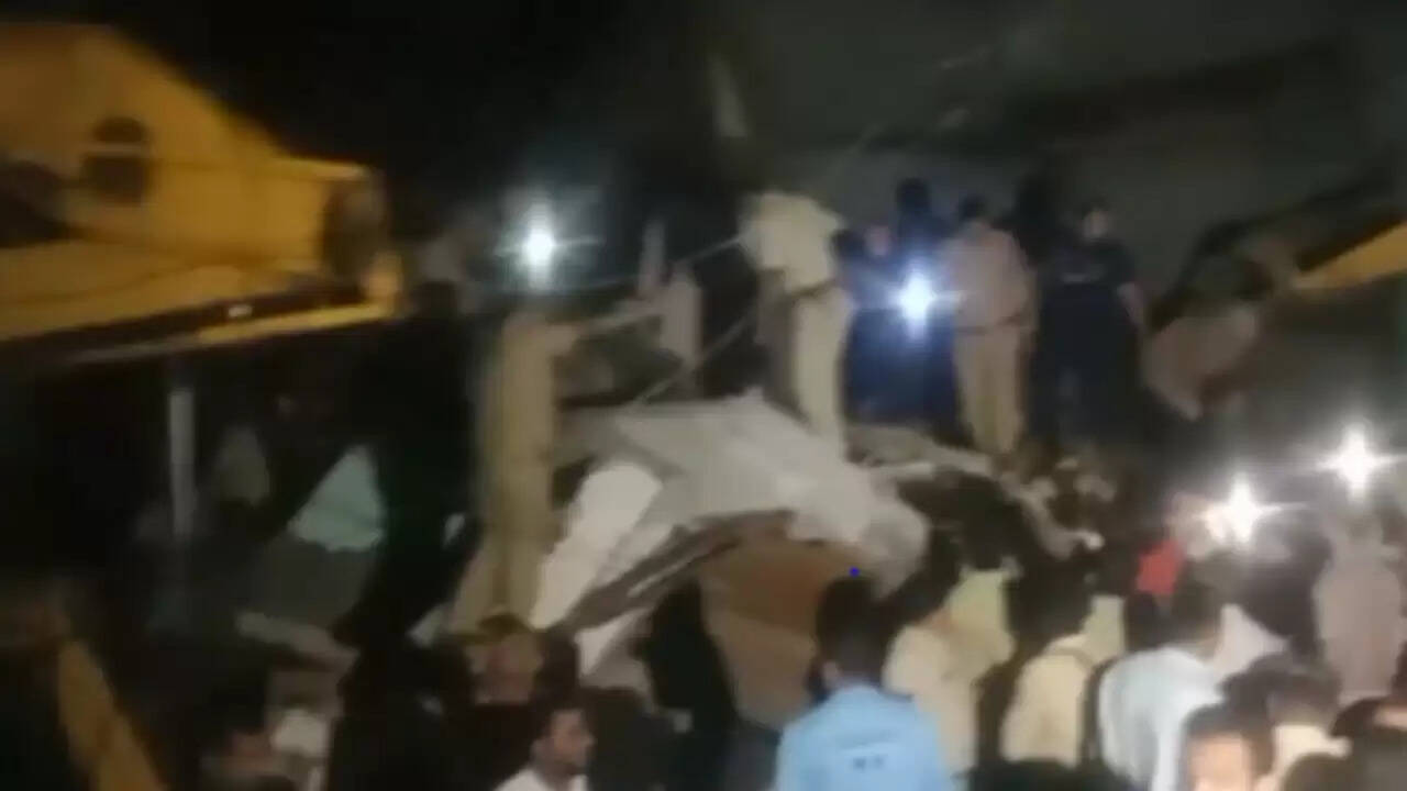 इंदौर में पांच मंजिला इमारत गिरने से हड़कंप, कई लोग घायल