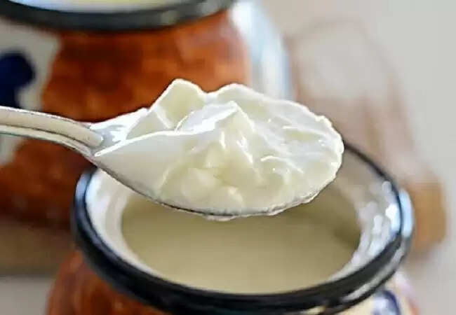 रात में दही खाने के फायदे और नुकसान: जानें क्या है सही समय