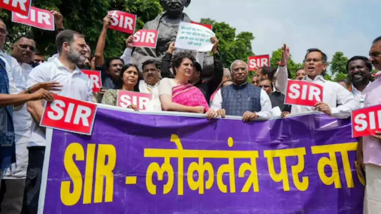 विपक्षी दलों का बड़ा प्रदर्शन: वोट चोरी के खिलाफ मार्च