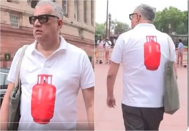 रसोई गैस संकट पर TMC सांसद का अनोखा विरोध, संसद में सिलेंडर टी-शर्ट पहनकर पहुंचे