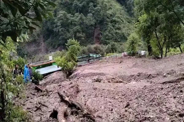 उत्तराखंड में बादल फटने से चमोली में तबाही, 10 लोग लापता