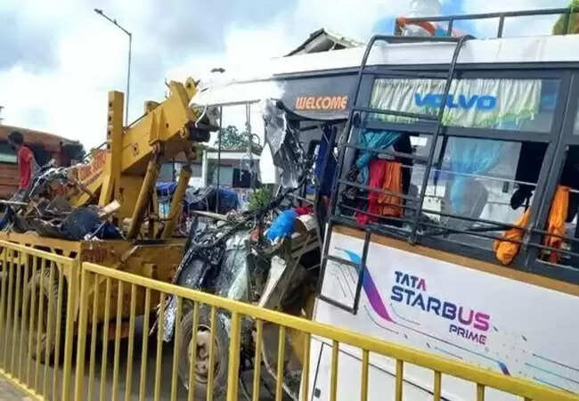 पश्चिम बंगाल में स्वतंत्रता दिवस पर भीषण सड़क हादसा, 10 तीर्थयात्रियों की मौत