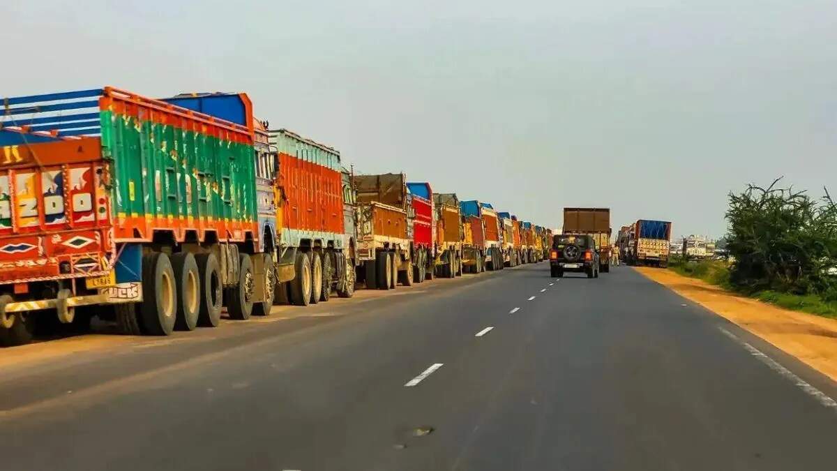 सुप्रीम कोर्ट का बड़ा फैसला: राष्ट्रीय हाईवे पर भारी वाहनों की पार्किंग पर रोक