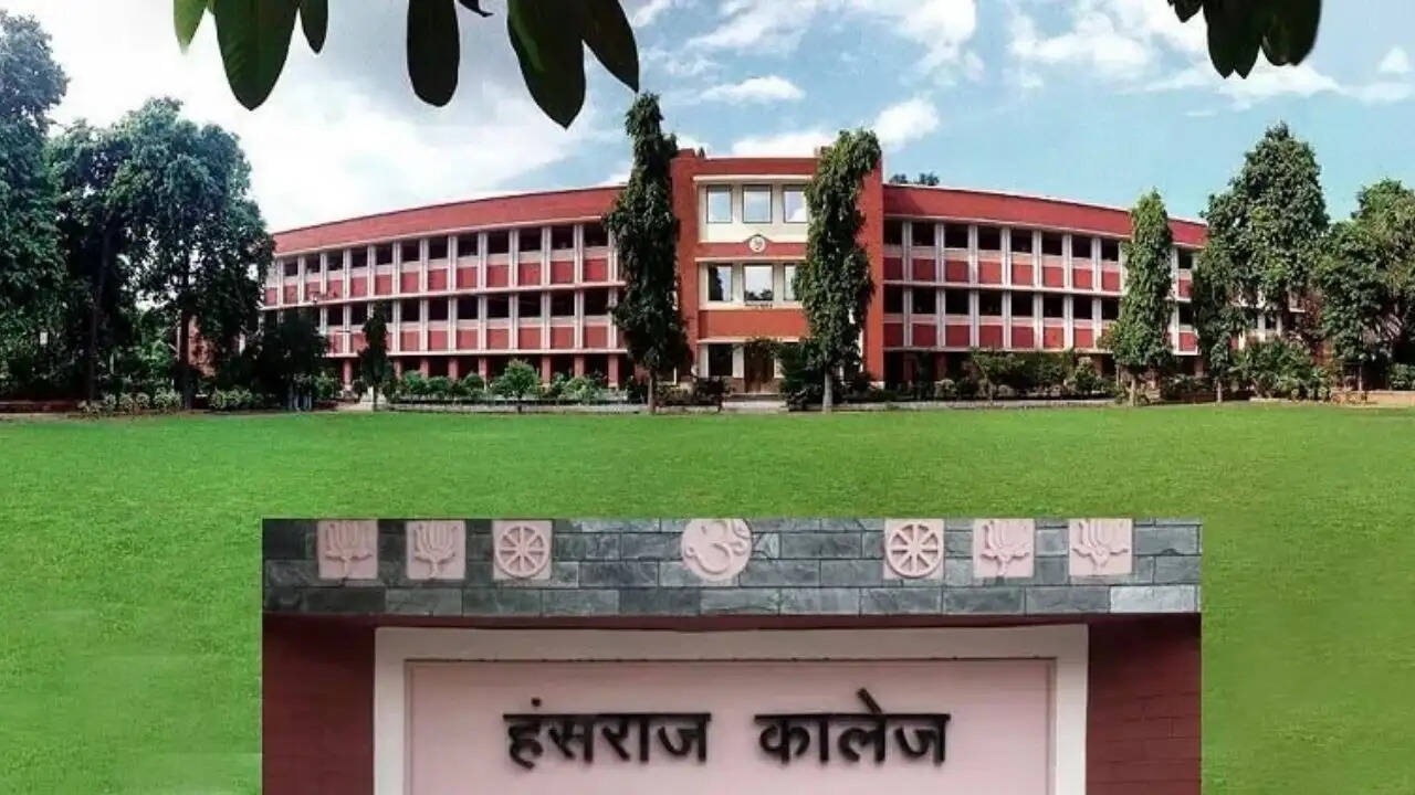 दिल्ली यूनिवर्सिटी के हंसराज कॉलेज में 30 छात्रों का सस्पेंशन, विवाद बढ़ा