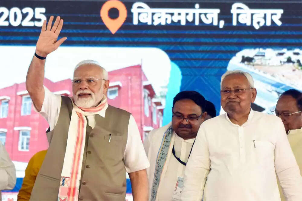 बिहार चुनाव में नीतीश कुमार की बढ़ती लोकप्रियता और राजनीतिक समीकरण