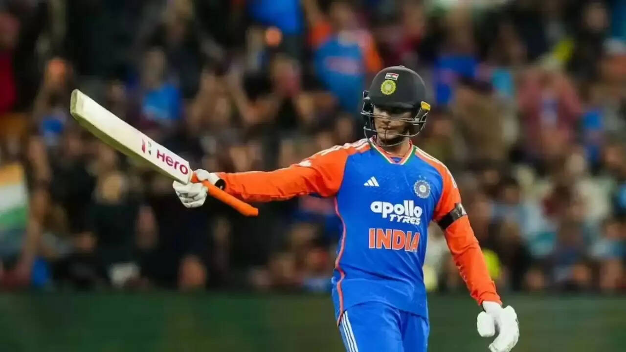 अभिषेक शर्मा ने बनाया नया रिकॉर्ड: कैलेंडर वर्ष में 100 छक्के लगाने वाले पहले भारतीय